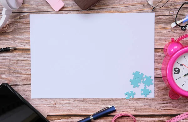 akıllı telefon ve defter ahşap masa üzerinde ve metin için boşluk