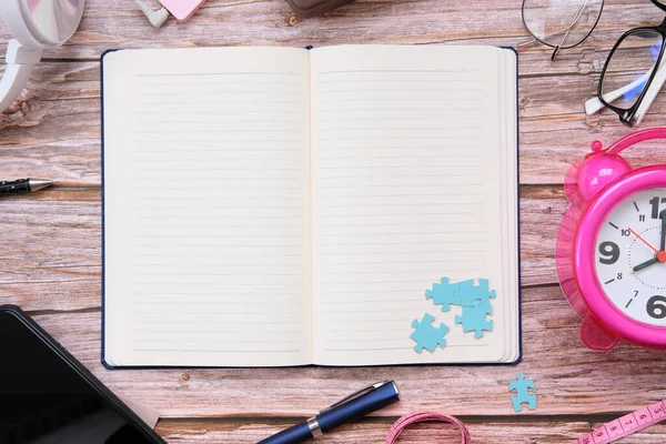 akıllı telefon ve defter ahşap masa üzerinde ve metin için boşluk