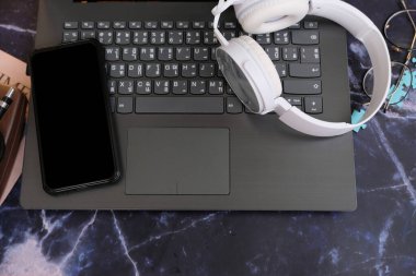 Akıllı telefon kullanan ve masada çalışan bir iş adamı.