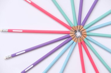 Okula dönüyorum. Beyaz arkaplanda kalemi kapat