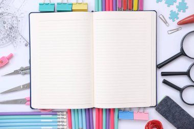 Okula dönelim. Okul için beyaz arkaplanda renkli ögeler