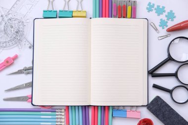 Okula dönelim. Okul için beyaz arkaplanda renkli ögeler