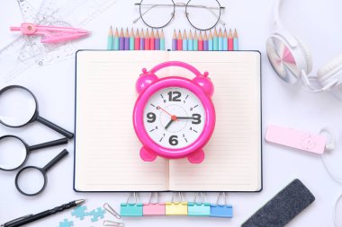 Okula dönelim. Okul için beyaz arkaplanda renkli ögeler