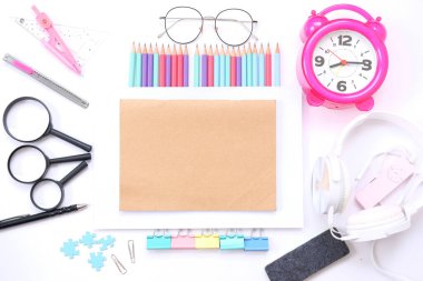 Okula dönelim. Okul için beyaz arkaplanda renkli ögeler