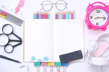 Okula dönelim. Okul için beyaz arkaplanda renkli ögeler