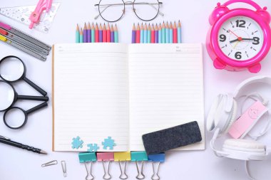 Okula dönelim. Okul için beyaz arkaplanda renkli ögeler