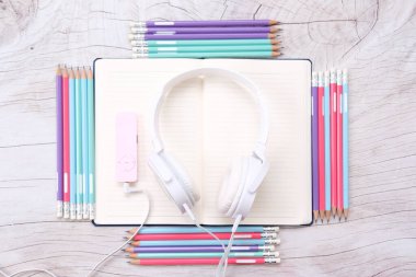 Okula dönelim. Okul için ahşap zemin üzerine kırtasiye malzemesi konsepti