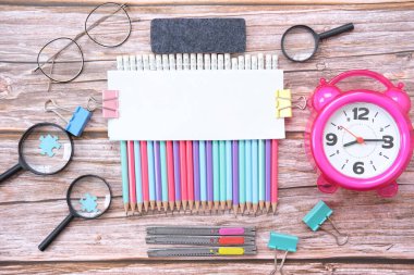 Okula dönelim. Okul için ahşap masa arkaplanı ve metin için defter alanı
