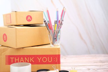 Masada paket karton kutu var. Çevrimiçi satış, e-ticaret kavramı