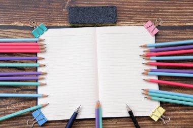 Okul ögesi ve ofis gereçleri yazı için masa arkaplanı ve boşluk