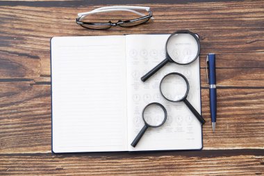 Okul ögesi ve ofis gereçleri yazı için masa arkaplanı ve boşluk