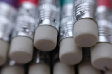 Kalem arkaplanı, okul eşyası ve ofis malzemelerini kapat