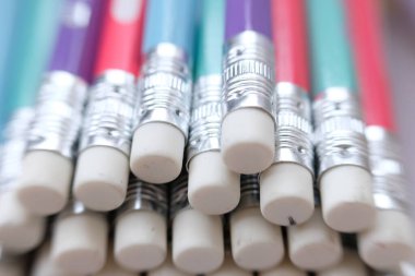 Kalem arkaplanı, okul eşyası ve ofis malzemelerini kapat