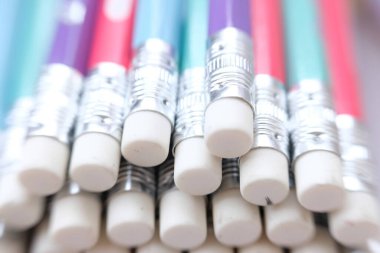 Kalem arkaplanı, okul eşyası ve ofis malzemelerini kapat