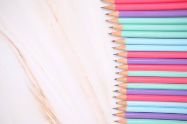 Kalem arkaplanı, okul eşyası ve ofis malzemelerini kapat