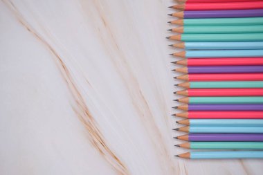 Kalem arkaplanı, okul eşyası ve ofis malzemelerini kapat