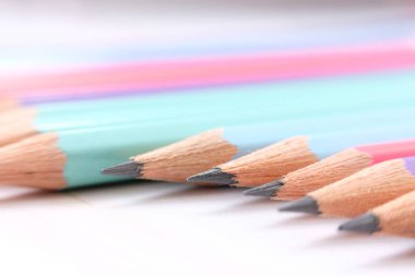 Kalem arkaplanı kapat. Okul eşyası ve ofis malzemeleri.