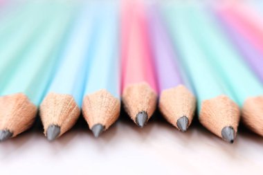 Kalem arkaplanı kapat. Okul eşyası ve ofis malzemeleri.