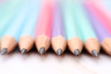 Kalem arkaplanı kapat. Okul eşyası ve ofis malzemeleri.