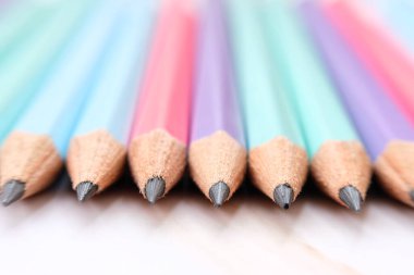 Kalem arkaplanı kapat. Okul eşyası ve ofis malzemeleri.