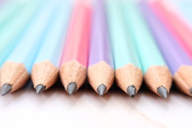 Kalem arkaplanı kapat. Okul eşyası ve ofis malzemeleri.