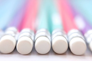 Kalem arkaplanı kapat. Okul eşyası ve ofis malzemeleri.