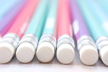 Kalem arkaplanı kapat. Okul eşyası ve ofis malzemeleri.