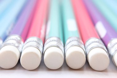 Kalem arkaplanı kapat. Okul eşyası ve ofis malzemeleri.