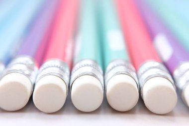 Kalem arkaplanı kapat. Okul eşyası ve ofis malzemeleri.