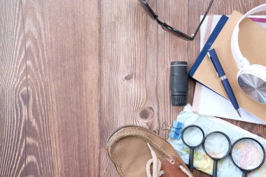 Yaz tatili geçmişi, seyahat ve tatil ögesi eski ahşap arka plan ve metin için alan