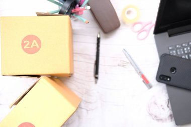 Başlangıçta küçük işletme sahibinin işyerinde aksesuar paketleme, online satış için karton paket kutusu. Boşluğu kopyala