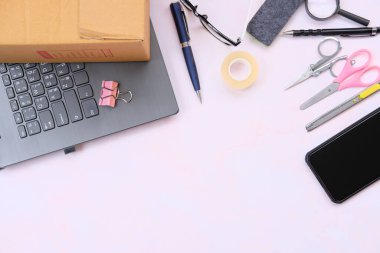 Başlangıçta küçük işletme sahibinin işyerinde aksesuar paketleme, online satış için karton paket kutusu. Boşluğu kopyala