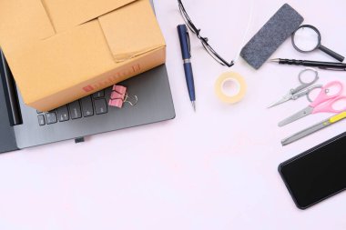 Başlangıçta küçük işletme sahibinin işyerinde aksesuar paketleme, online satış için karton paket kutusu. Boşluğu kopyala