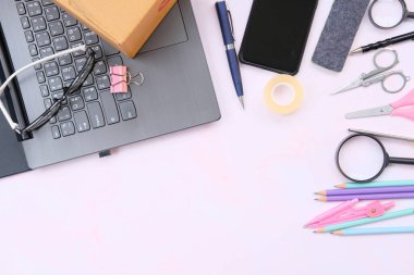 Başlangıçta küçük işletme sahibinin işyerinde aksesuar paketleme, online satış için karton paket kutusu. Boşluğu kopyala