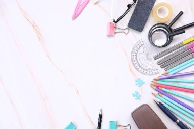 Metin, defter kağıdı ve metin için diğer iş malzemeleri için üst görünüm masa çalışma alanı