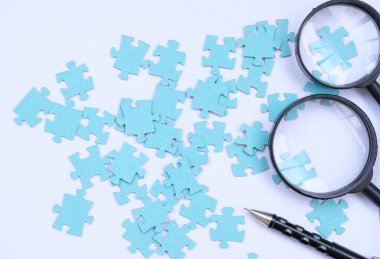 Jigsaw yapbozunu kapat. İş çözümleri, başarı ve strateji kavramı. İş adamı konsepti. yapboz arkaplanı