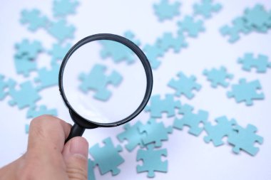 İşadamı elleri yapbozu bağlıyor. İş çözümleri, başarı ve strateji kavramı. İş adamı konsepti. yapboz arkaplanı