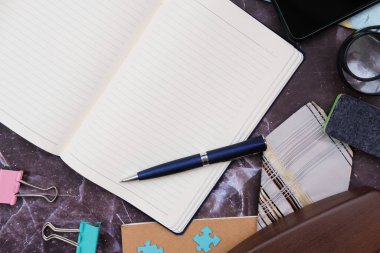 Not defteri kağıdı ve cep telefonu metin için masa arkaplanı ve boşluk