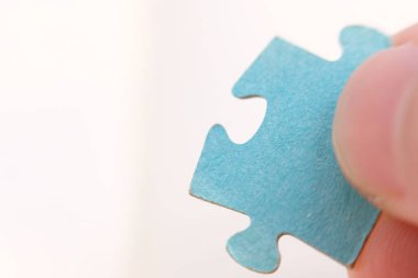 Jigsaw yapbozunu kapat. İş çözümleri, başarı ve strateji kavramı. İş adamı konsepti. yapboz arkaplanı