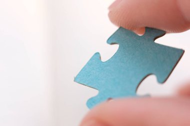 Jigsaw yapbozunu kapat. İş çözümleri, başarı ve strateji kavramı. İş adamı konsepti. yapboz arkaplanı