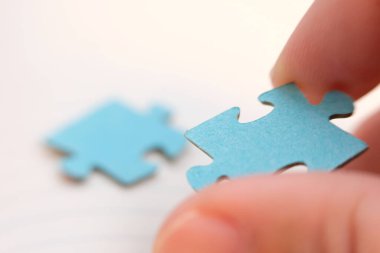 Jigsaw yapbozunu kapat. İş çözümleri, başarı ve strateji kavramı. İş adamı konsepti. yapboz arkaplanı