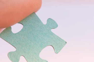 Jigsaw yapbozunu kapat. İş çözümleri, başarı ve strateji kavramı. İş adamı konsepti. yapboz arkaplanı