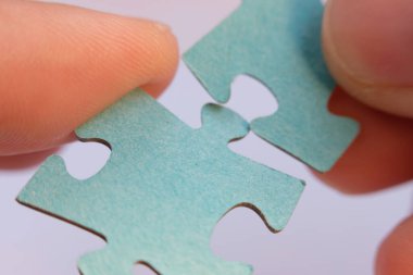 Jigsaw yapbozunu kapat. İş çözümleri, başarı ve strateji kavramı. İş adamı konsepti. yapboz arkaplanı