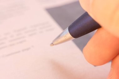 Masa arkasındaki kalemi ve metin için ofis malzemelerini kapat
