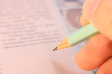 Masa arkasındaki kalemi ve ofis malzemelerini metin için kapat