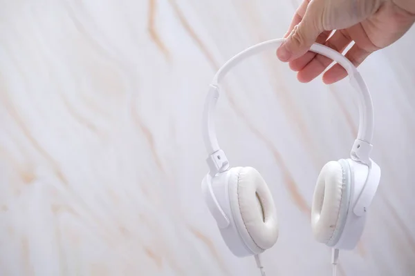 Segurando Fone Ouvido Fundo Branco Ouvindo Conceito Música — Fotografia de Stock