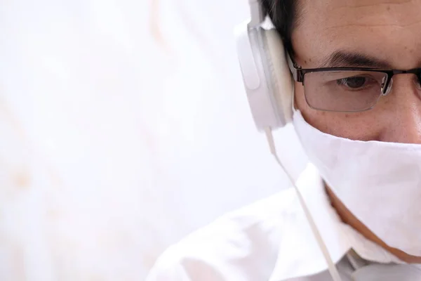 Empresário Trabalhando Uma Situação Estressante Fundo Branco — Fotografia de Stock