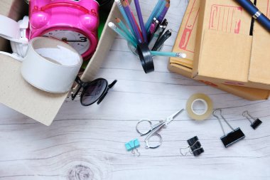 Merkez ofisteki müşterilere paket hazırlamak, karton kutuları masaya yerleştirmek. Çevrimiçi satış, e-ticaret kavramı