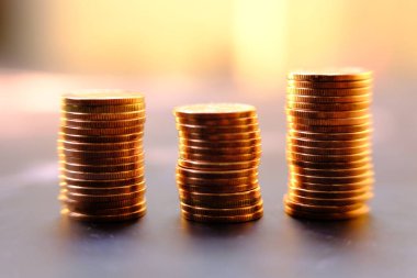 Bulanık arkaplanda bozuk para yığını 