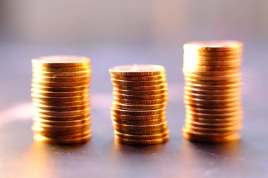 Bulanık arkaplanda bozuk para yığını 